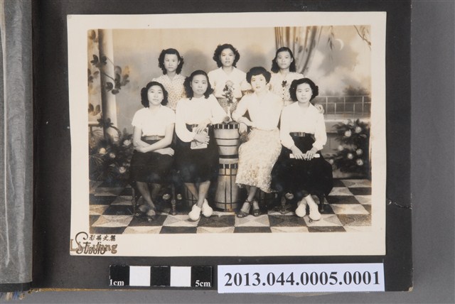 江先女與六名女子合照 (共2張)