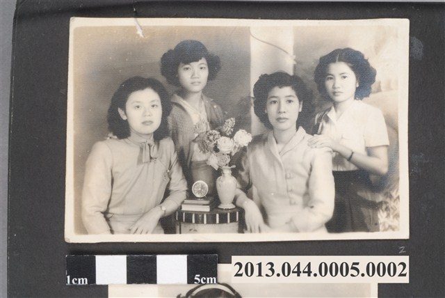 江先女與三名女子合照 (共2張)