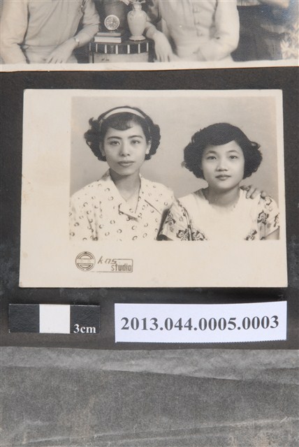 江先女與一名女子合照 (共2張)