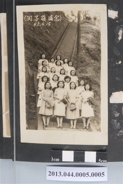 民國42年4月15日群體女子於関子嶺合照 (共2張)