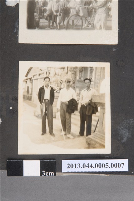 三名男子合照 (共2張)