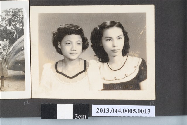 江先女與一名女子合照 (共2張)