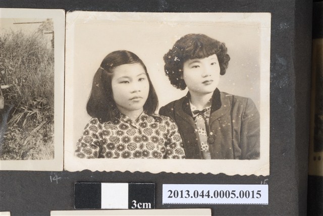 江先女與一名女子合照 (共2張)