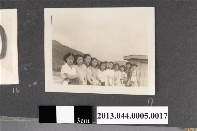 十一名女子合照 (共2張)