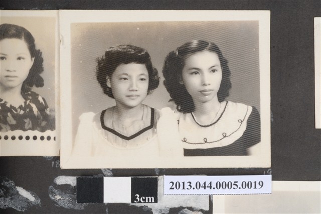 江先女與一名女子合照 (共2張)