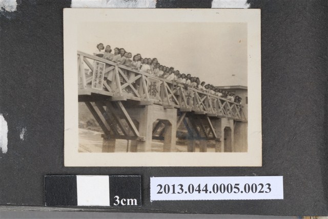 渠首橋上群體女子合照 (共2張)