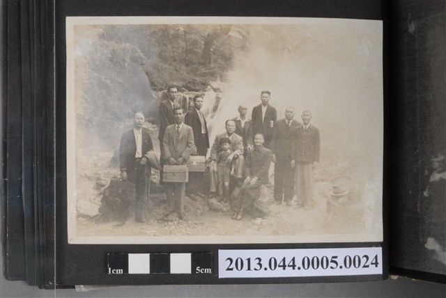 十名男子與一名男童於瀑布前合照 (共2張)