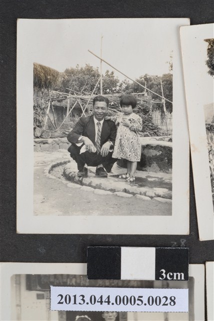 男子與女童合照 (共2張)