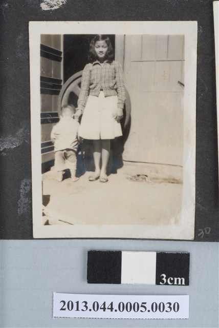 江先女與男童合照 (共2張)