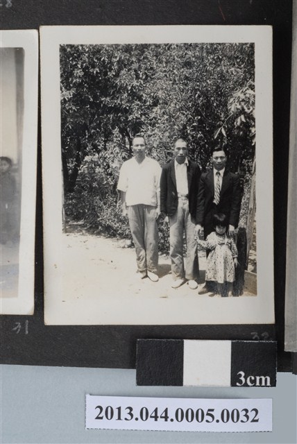 三名男子與一名女童合照 (共2張)