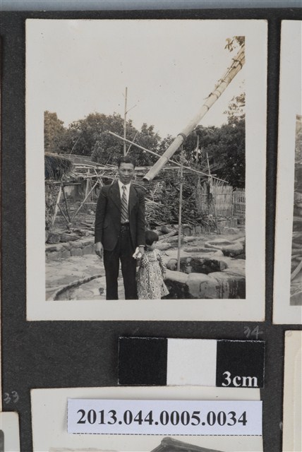 男子與女童合照 (共2張)