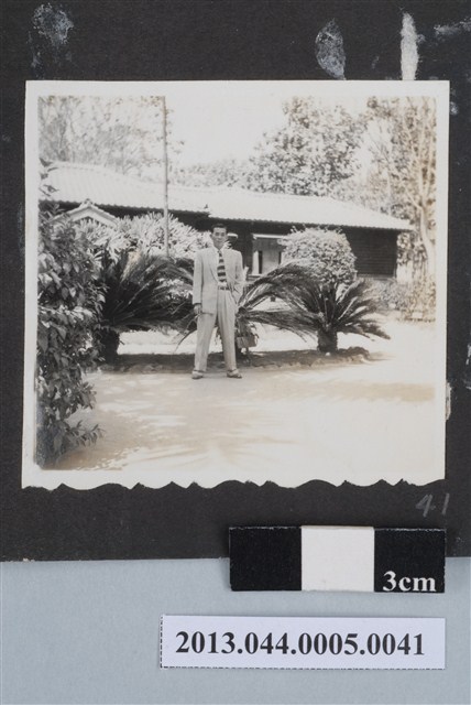 男子獨照 (共2張)