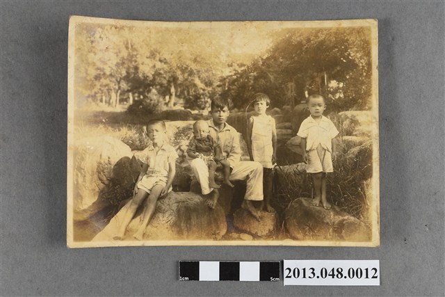 陳壬子與子女們於公園內合影照片 (共2張)