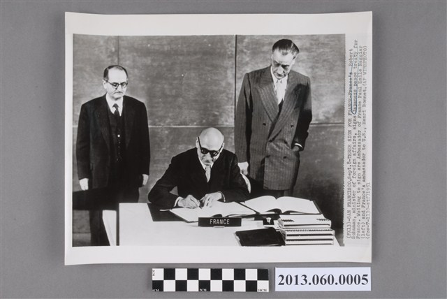 法國三名代表簽署 (共2張)