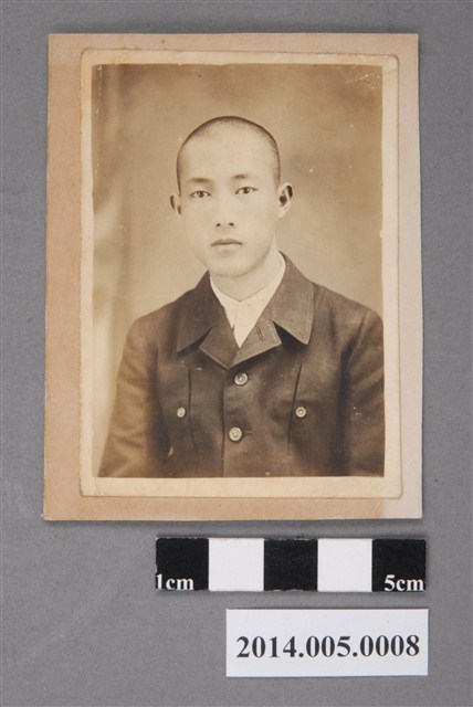 吳錦煌先生青年時期脫帽半身照 (共2張)