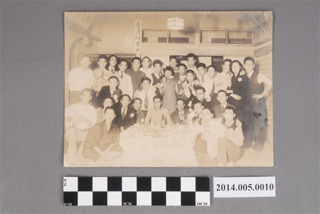 吳錦煌先生青年時期聚會合影照 (共2張)