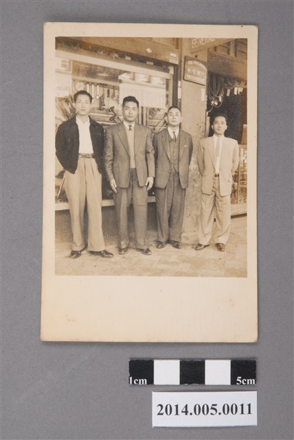 吳錦煌先生與添記老闆及少東於永添商行前合影照 (共2張)