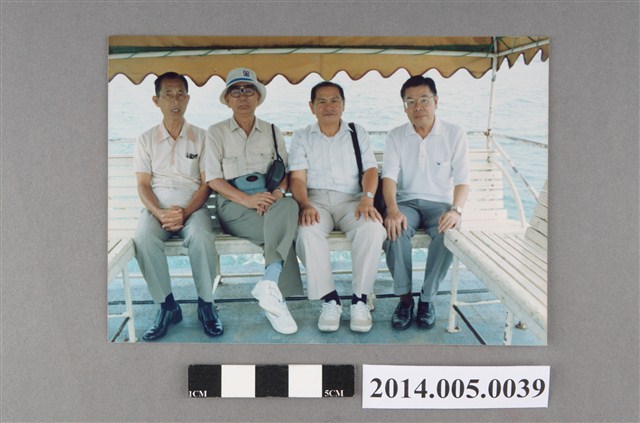 吳錦煌先生與日籍教師及友人同遊烏山頭水庫紀念照其一 (共5張)