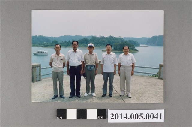 吳錦煌先生與日籍教師及友人同遊烏山頭水庫紀念照其三 (共5張)