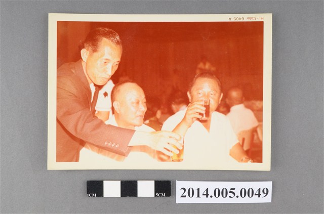 吳錦煌先生與友人敬酒側照其一 (共5張)