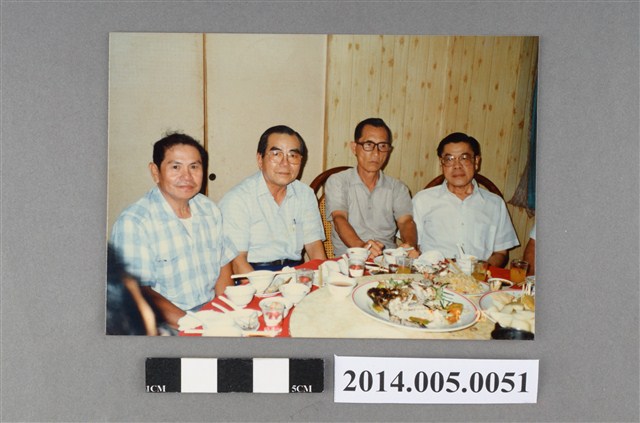 吳錦煌先生與南商同班同學餐聚合影其一 (共5張)