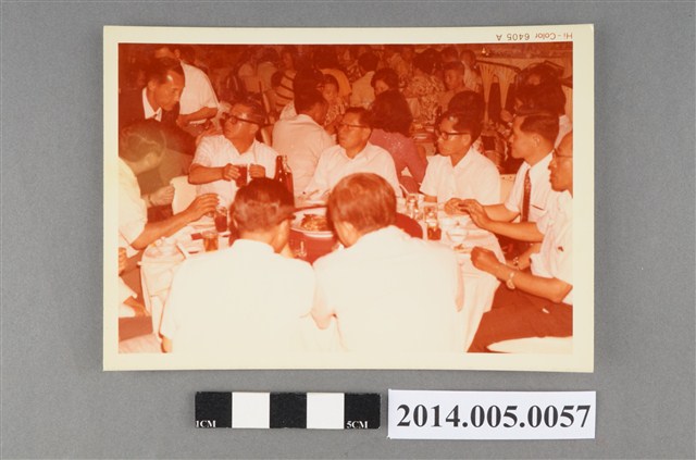 吳錦煌先生與友人敬酒側照其二 (共5張)