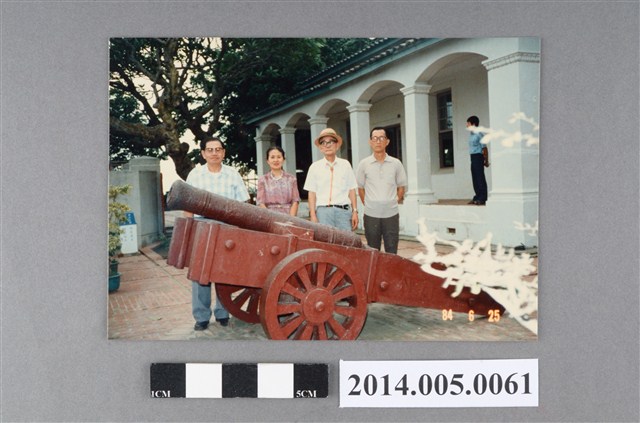 吳錦煌先生與日籍教師及友人於安平古堡砲台合影 (共5張)