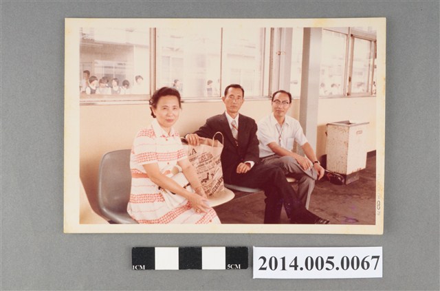 吳錦煌先生與林吳愛桂女士及友人合影其一 (共5張)