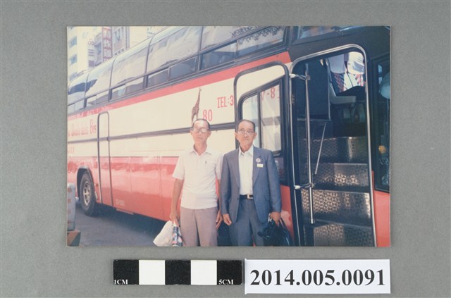 吳錦煌先生與日本友人於赤崁樓餐廳前合影照 (共2張)