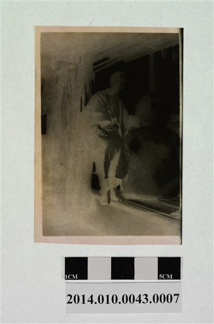 男子與雕像 (共2張)