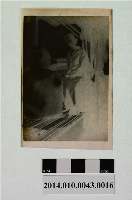 女子與雕像 (共2張)