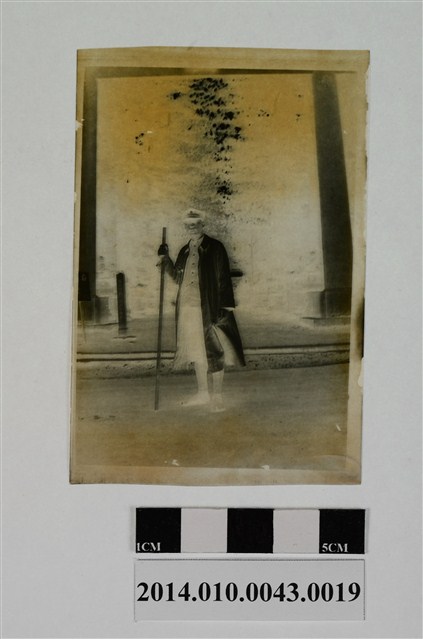 男子獨照 (共2張)