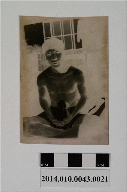 男子獨照 (共2張)