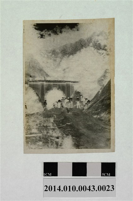 隧道前人群 (共2張)