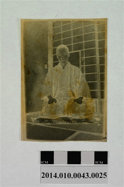 男子獨照 (共2張)