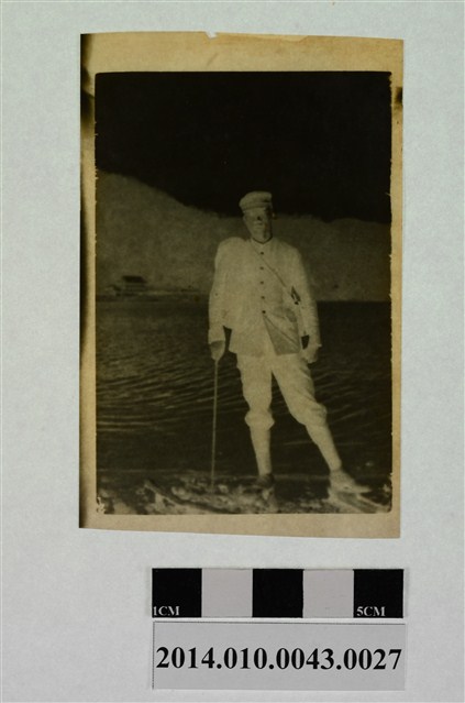 男子獨照 (共2張)