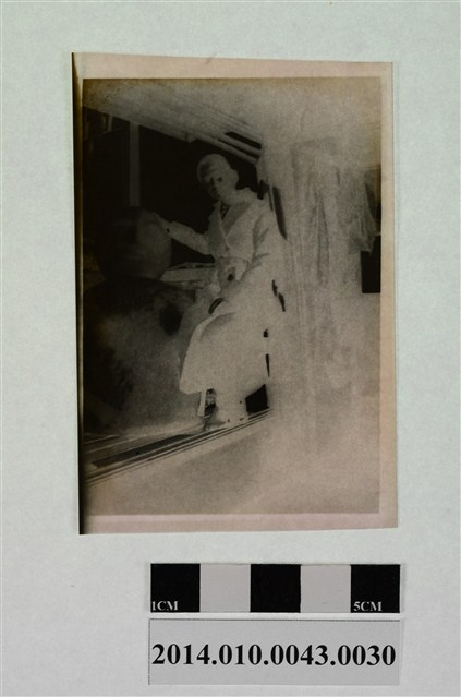 女子與雕像 (共2張)