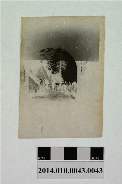 隧道口人群 (共2張)