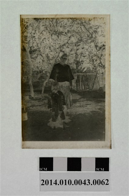 女子與童 (共2張)