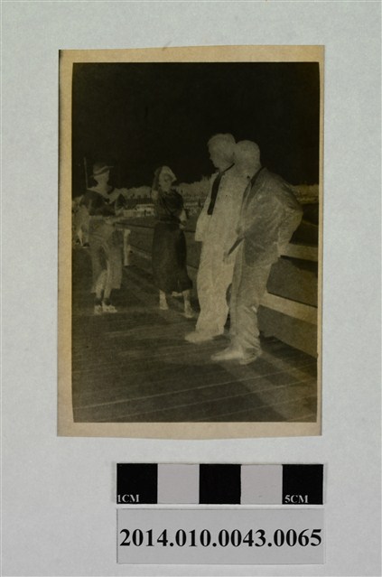 男女四人 (共2張)