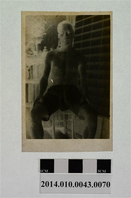 男子獨照 (共2張)