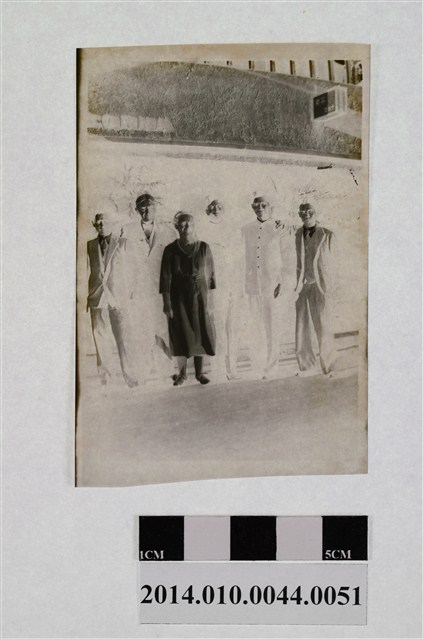 CORNA喫茶店前六人合照 (共2張)