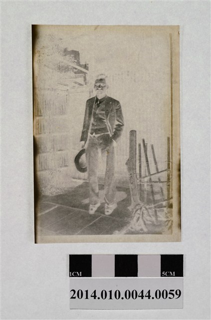 男子獨照 (共2張)