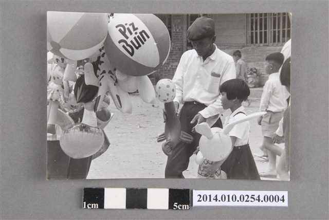 氣球小販與童 (共2張)