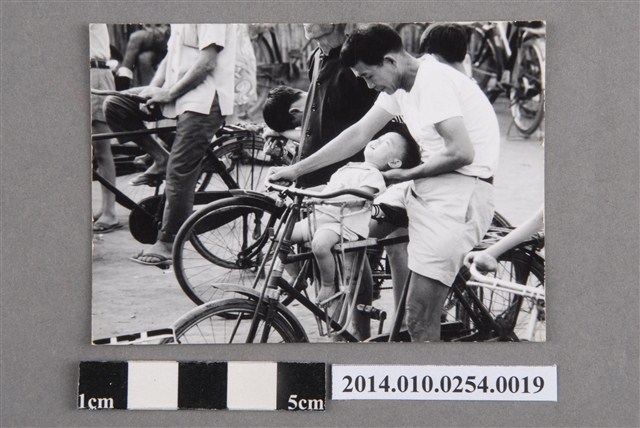 單車男子與童 (共2張)