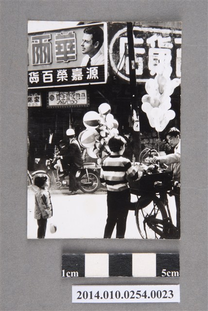 源嘉榮百貨前氣球小販找零 (共2張)