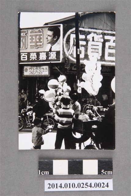 源嘉榮百貨前選購氣球 (共2張)