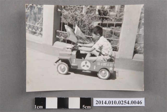 駕駛玩具車男童 (共2張)