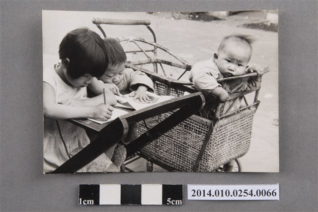 孩童三人 (共2張)