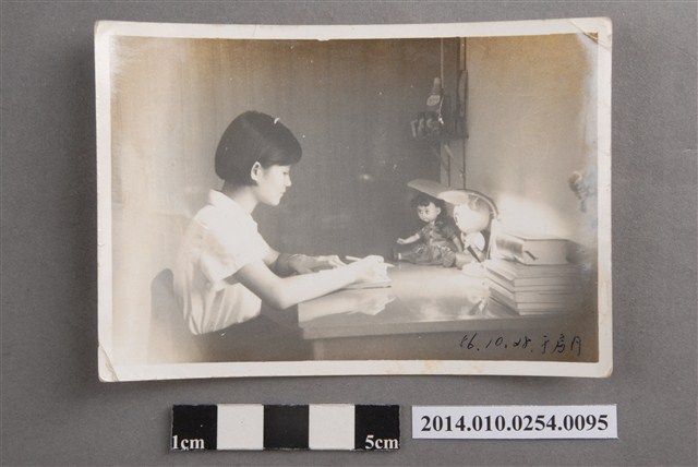 民國56年10月28日桌前少女 (共2張)